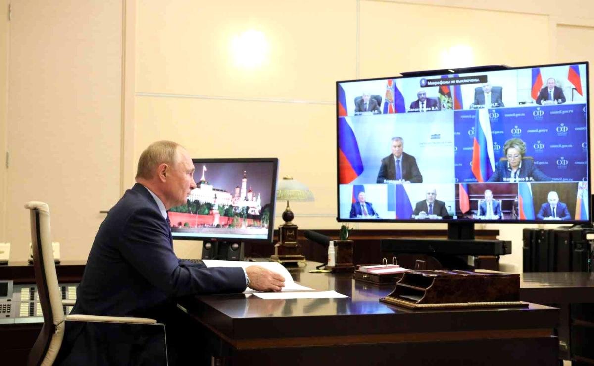 Öksürdüğü fark edilen Putin: “Her şey yolunda”