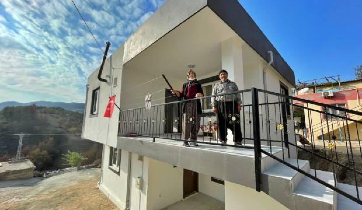 Osmaniye’deki orman yangınında konutları ziyan gören köylüler yeni yuvalarına kavuştu