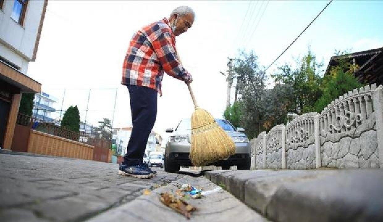 Paklık elçisi ‘Cevat amca’ 25 yıldır sokaklarda çöp bırakmıyor
