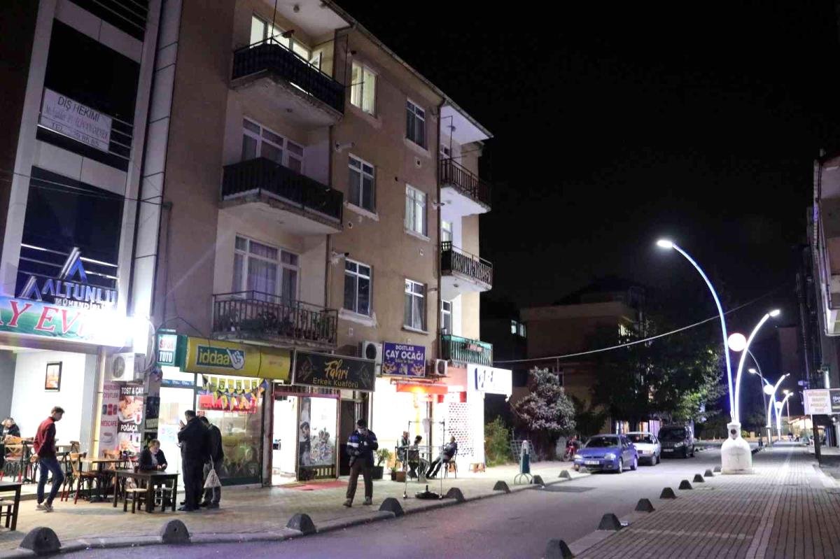 Sevgilisi ile tartışıp balkondan atlamaya kalkışan genci mahalleli kurtardı