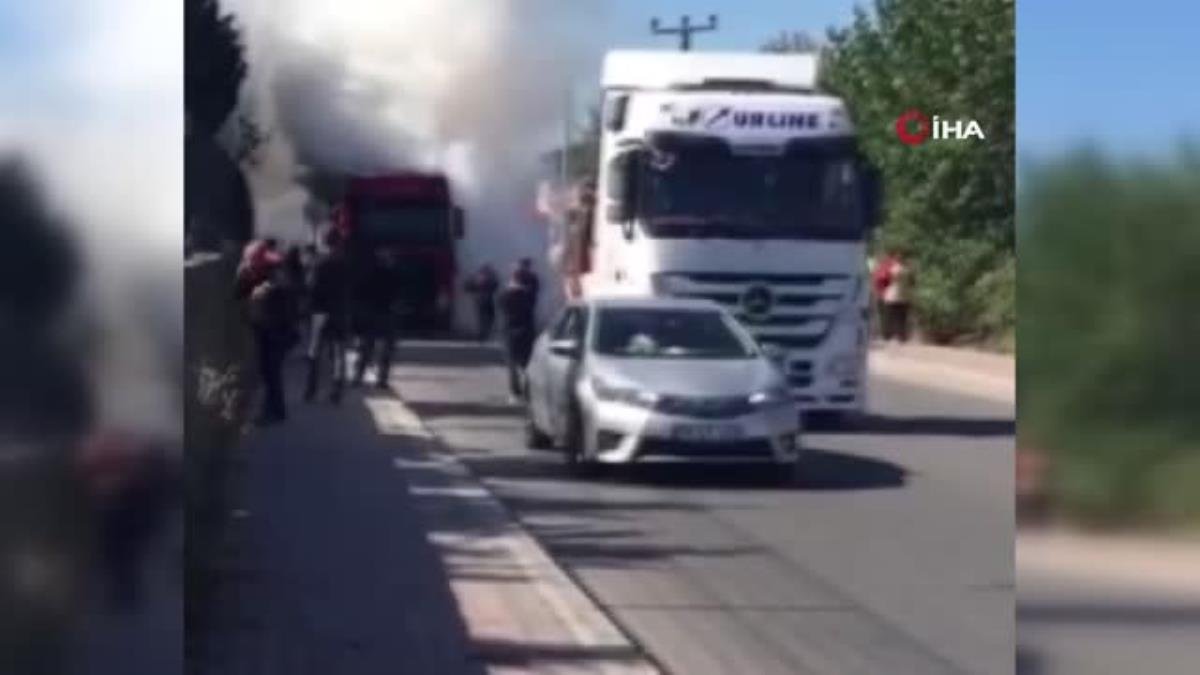 Seyir halindeki tır alev alev yandı