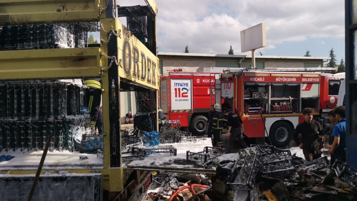 Son dakika haber… Kocaeli’de plastik kasa yüklü kamyonda çıkan yangın söndürüldü