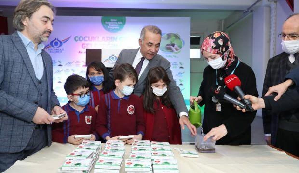 Sultangazili çocuklar, kendi yetiştirdikleri bitkilerle doğal beslenmeyi öğreniyor