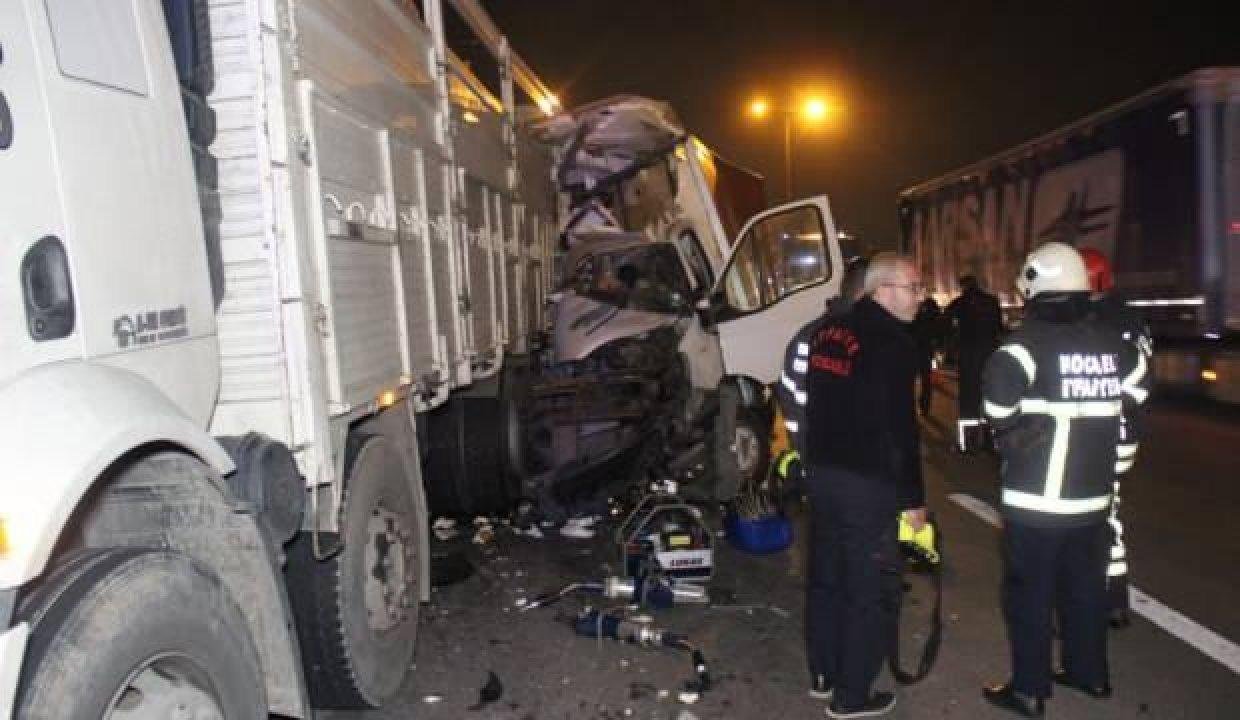 TEM’de kamyonet lastiği patlayan kamyona ok üzere saplandı: 1 meyyit