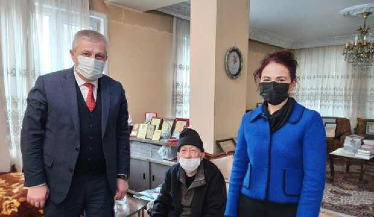 101 yaşındaki hekim 4’üncü doz aşısını yaptırdı