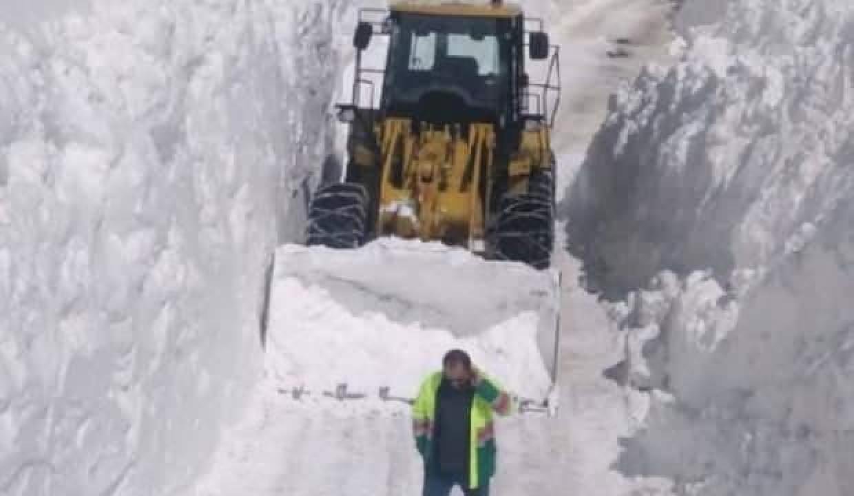 4 metre karda tüneller açarak ilerliyorlar