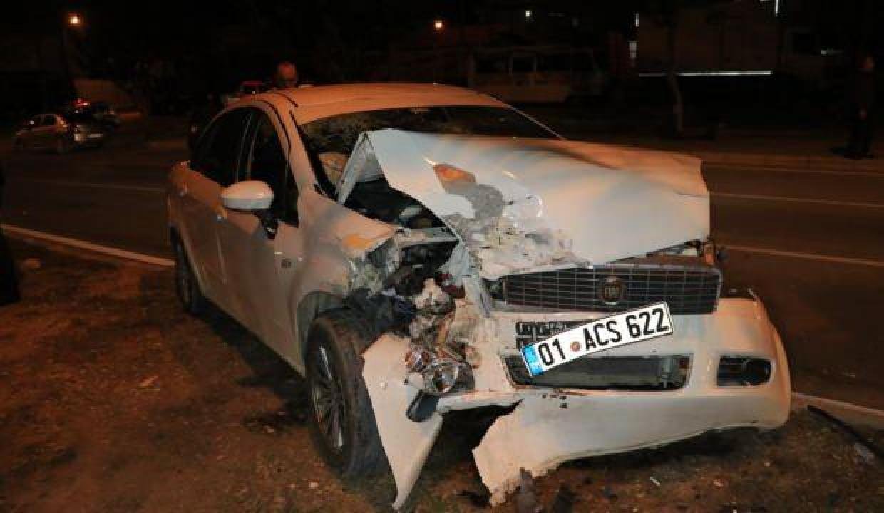 Adana’da araba refüjdeki ağaca çarptı: 3 yaralı