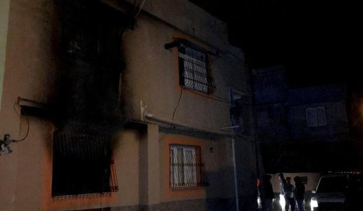 Adana’da içerisinde çocukların bulunduğu konut kundaklandı