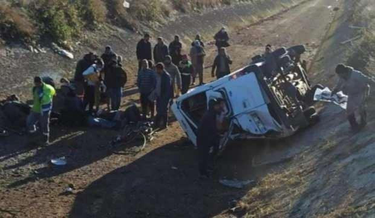 Adana’da tarım personellerini taşıyan minibüs devrildi: 1 meyyit, 10 yaralı