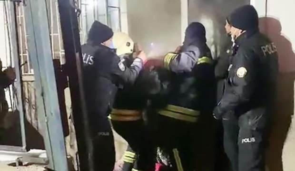 Afgan ailenin konutu yandı, olaya müdahale eden itfaiyeci kalp krizi geçirdi!