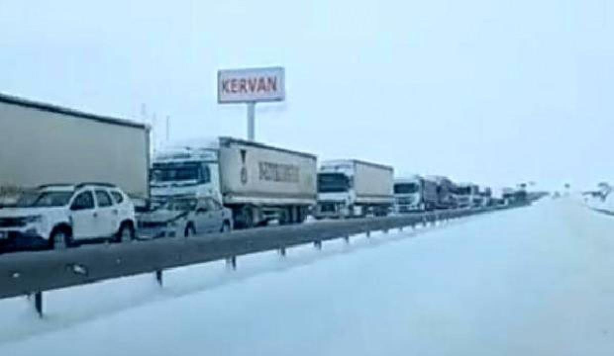 Aksaray-Adana yolunda TIR devrildi, 5 kilometrelik kuyruk oluştu