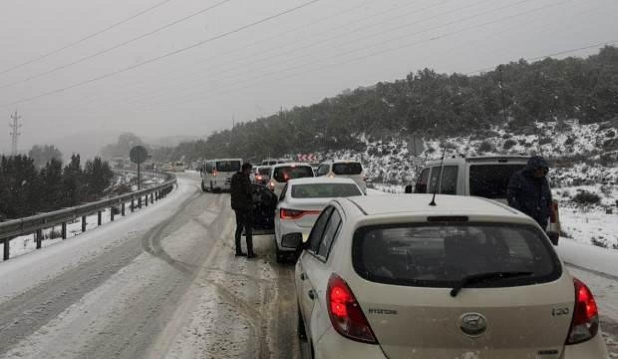 Antalya’da ağır kar yağışı: Araçlar D400 yolunda kaldı!