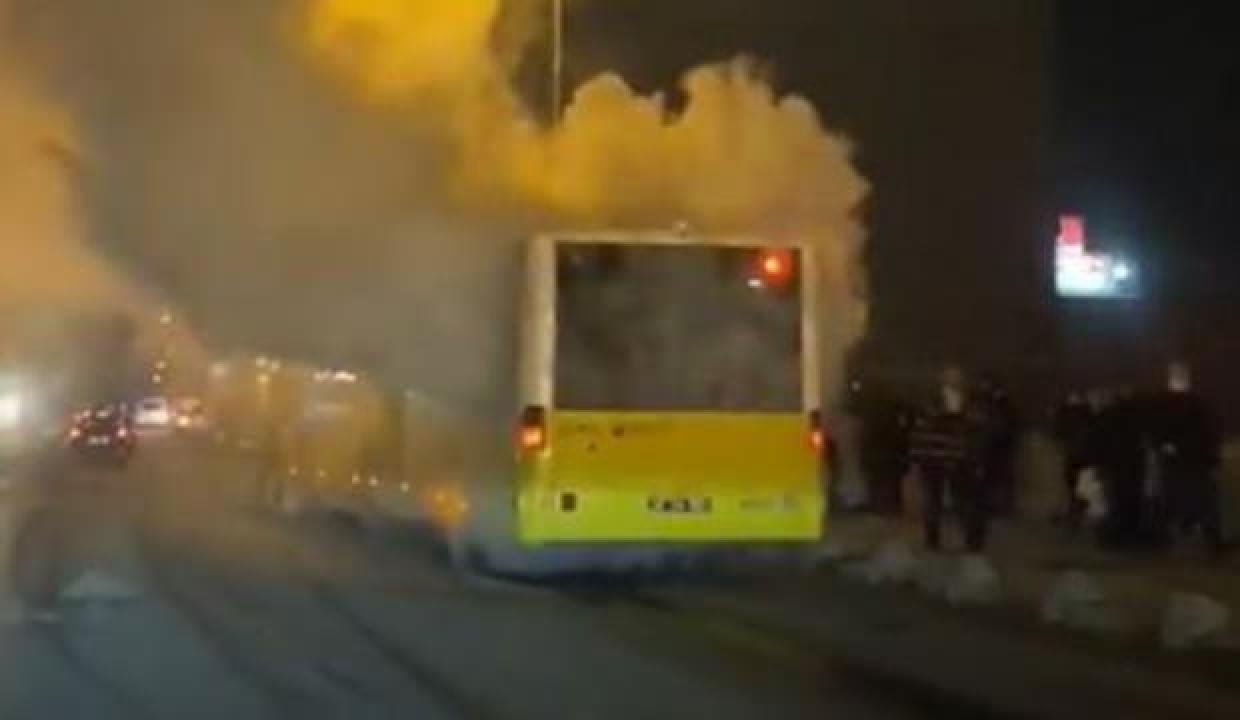 Arnavutköy’de yolda kalan İETT otobüsünden dumanlar yükseldi