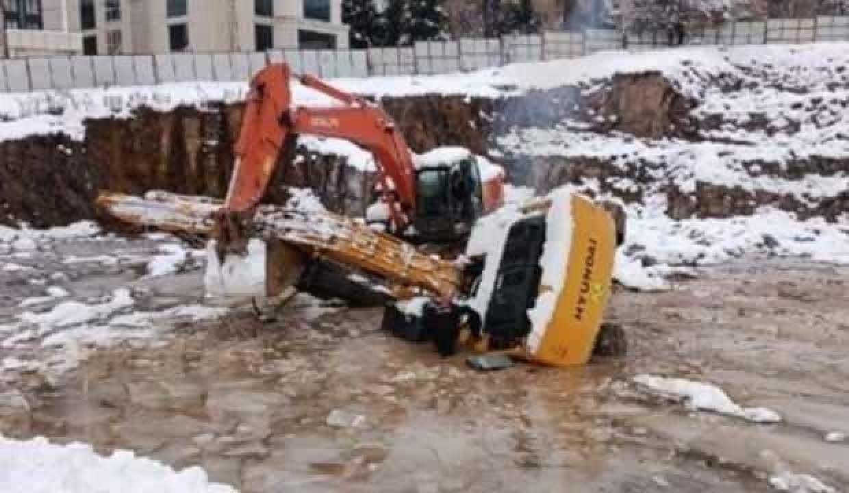 Ataşehir’de iş makinesi su dolu çukura düştü: Operatörün cansız vücuduna ulaşıldı!