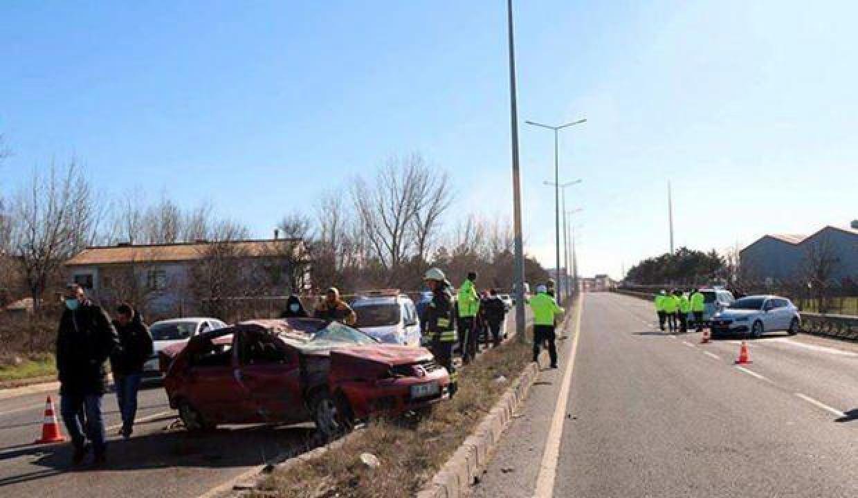 Babasından habersiz aldığı arabayla kaza yaptı: 1’i çocuk, 5 yaralı