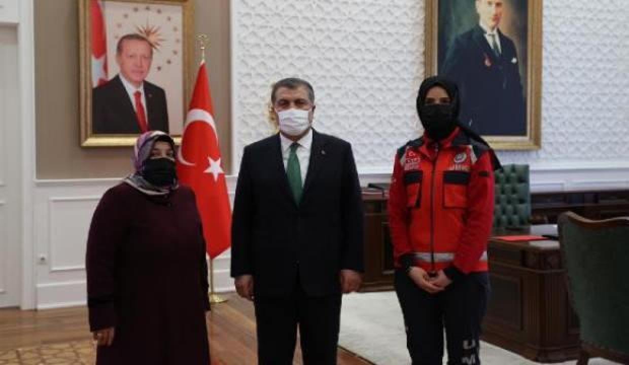 Bakan Koca, enkazdan kurtarılan Azize Çelik ve UMKE gönüllüsü Emine Kuştepe’yi kabul etti