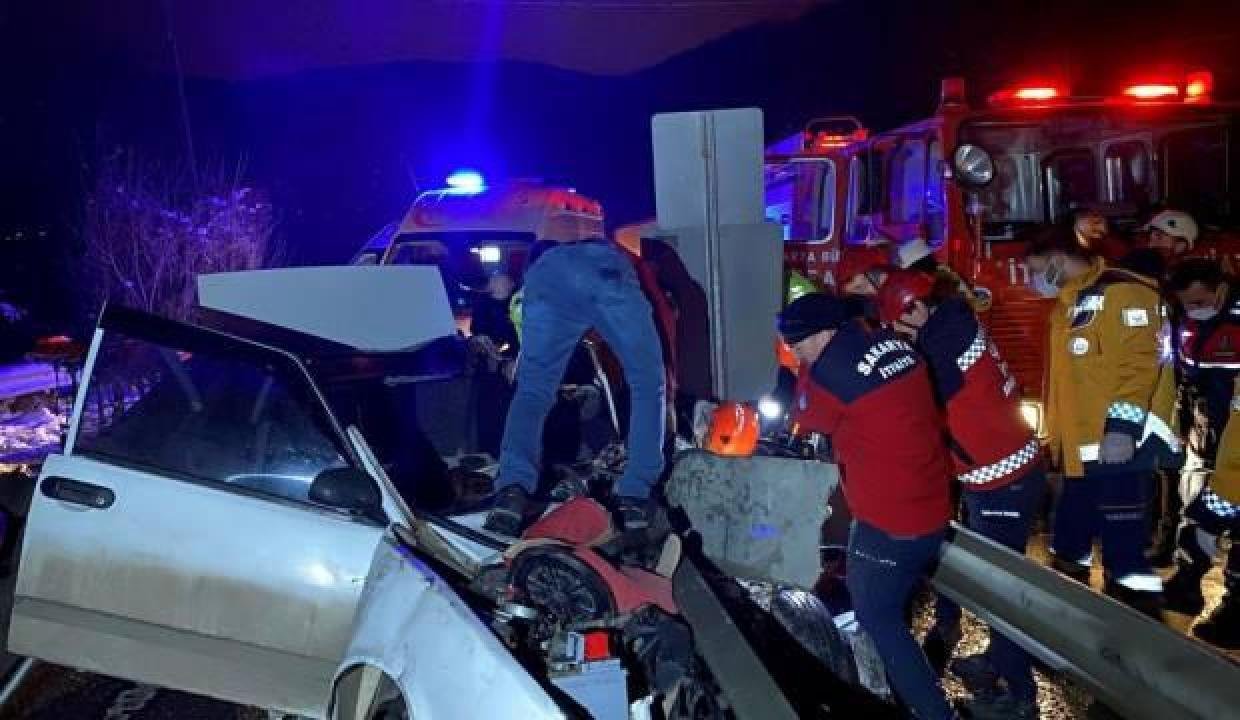 Barıyerlere ok üzere saplanan araba hurdaya döndü; 4 yaralı