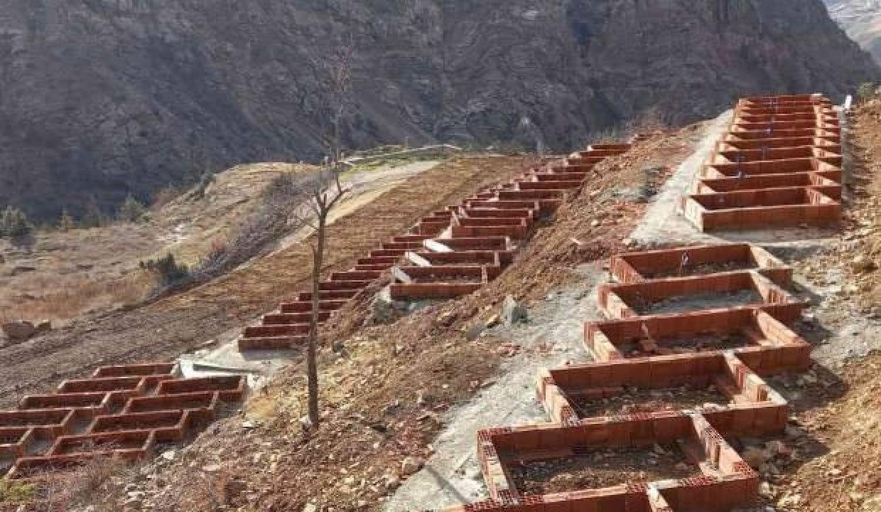 Belediye hoparlöründen anons yapıldı: Mezarlarınızı taşıyın!