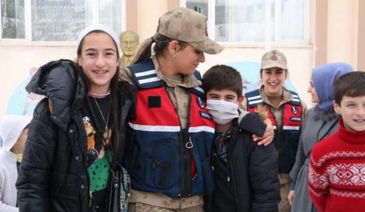 Bitlis’te Jandarma 30 öğrenciyi Eren sinemasına götürdü