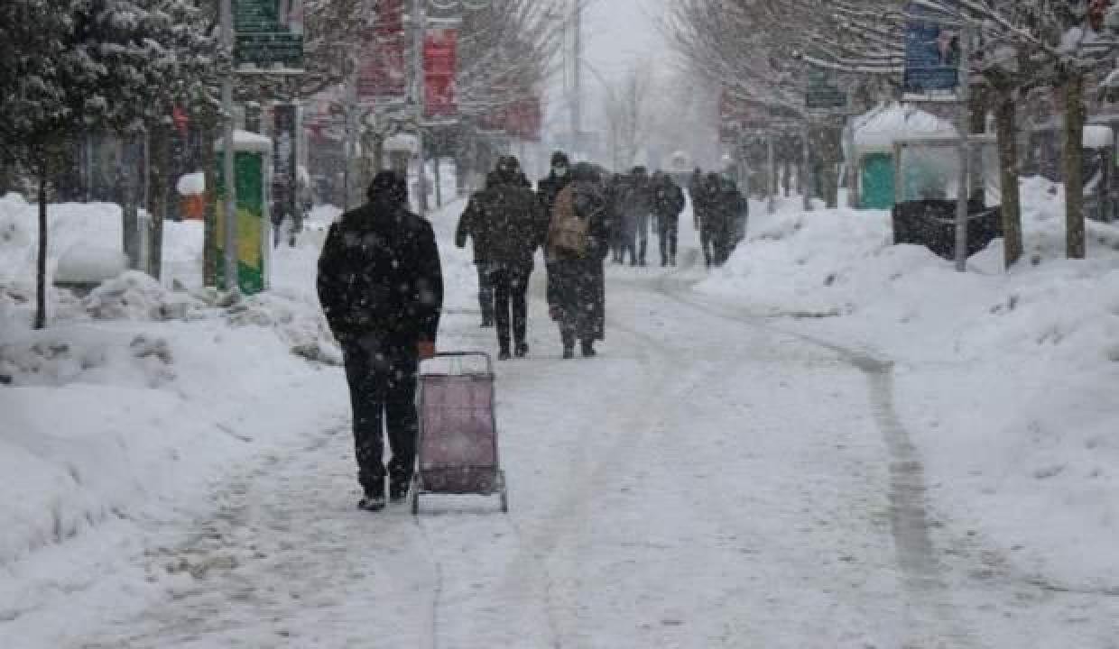 Bolu kent merkezinde kar yağışı tesirli oluyor