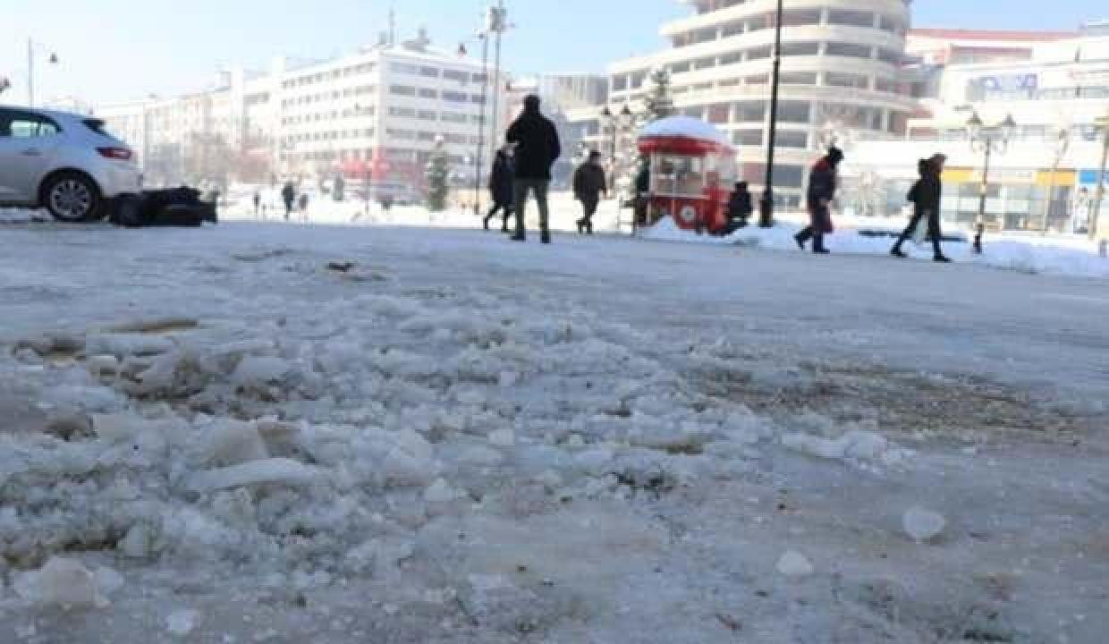 Bolu’da, soğuk havalar yolları buz pistine çevirdi