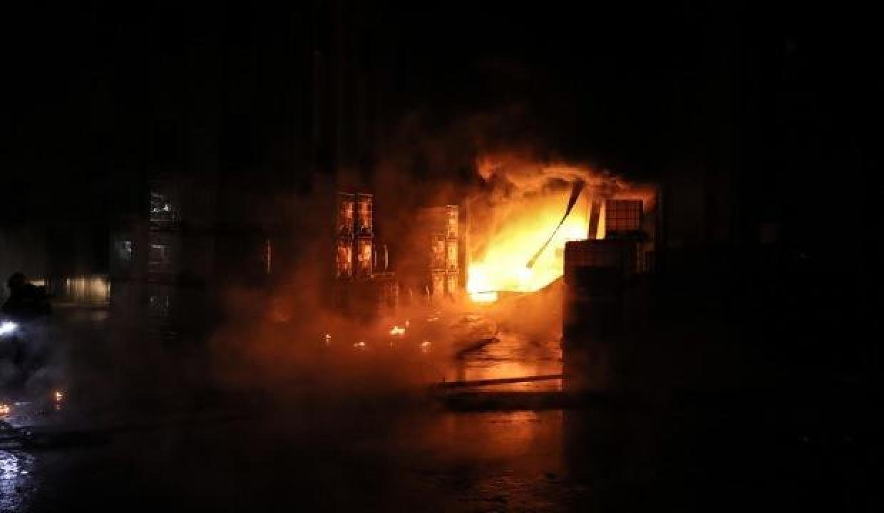 Bursa’da fabrikada çıkan yangına müdahale ediliyor