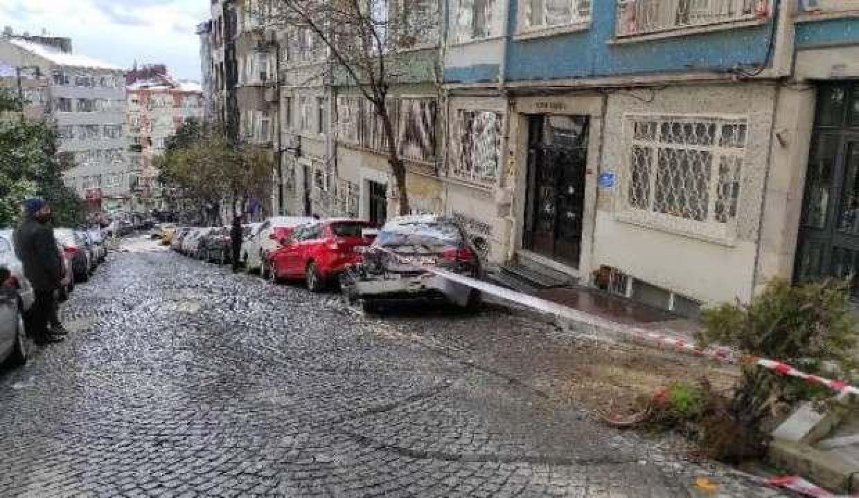Buzlanan yolda kayan itfaiye aracı 7 arabaya çarptı