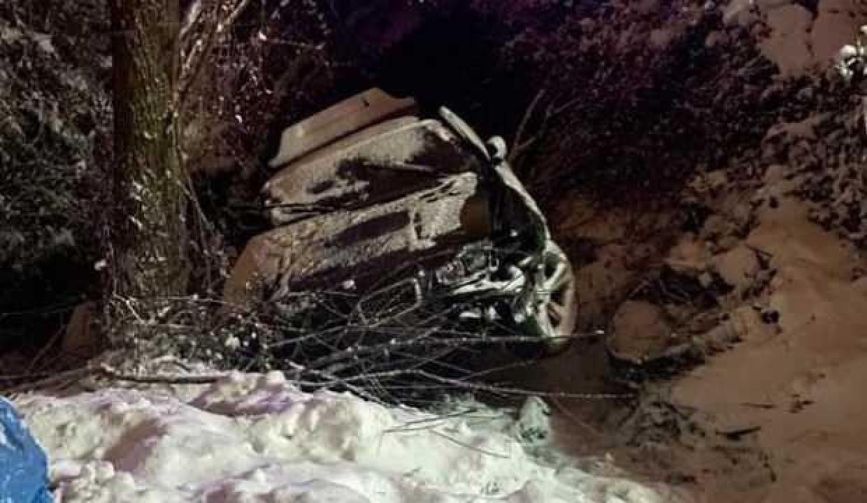 Buzlanma nedeniyle dere yatağına uçan arabada can pazarı: 1 meyyit, 3 yaralı