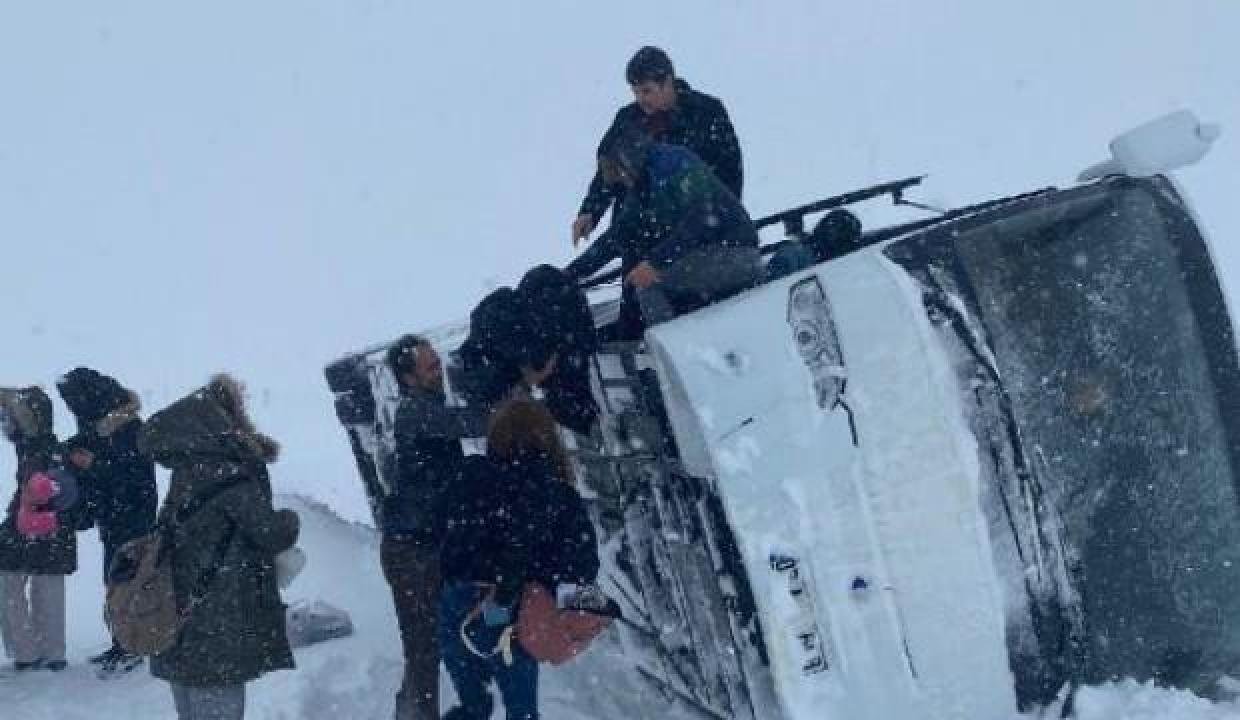 Cins otobüsü devrildi; sileceklerinin çalışmadığı argüman edildi