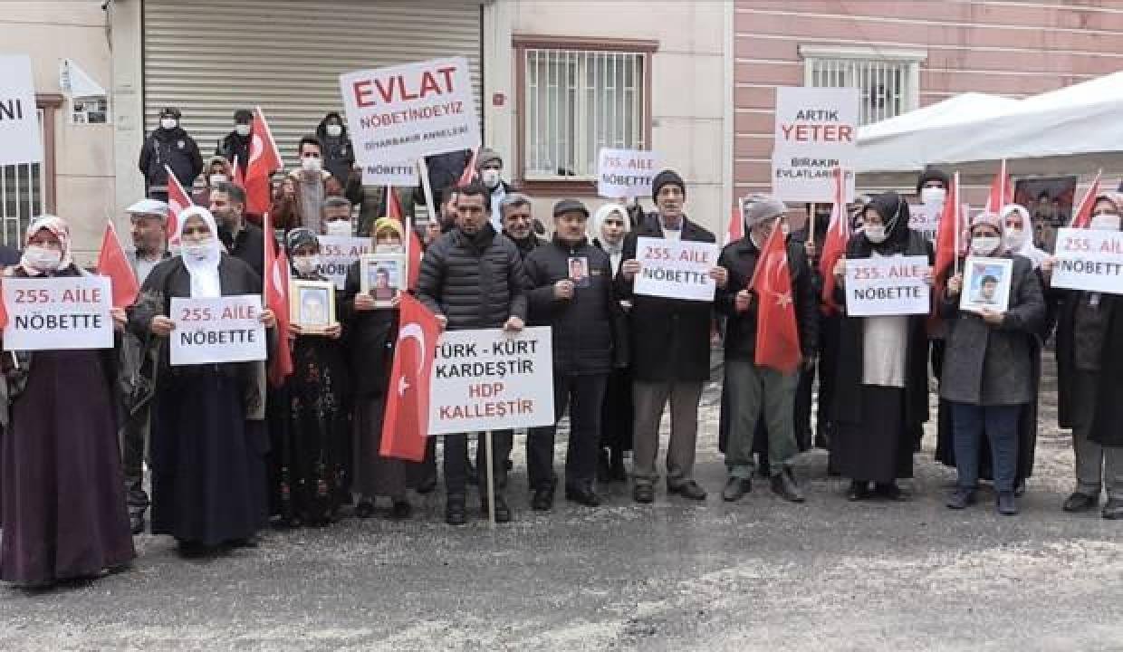 Diyarbakır annelerinin oturma aksiyonuna bir aile daha katıldı