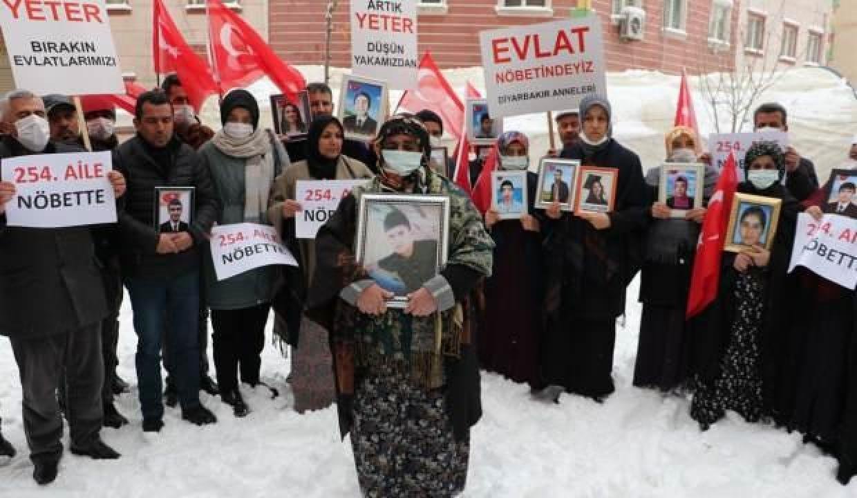 Diyarbakır’daki evlat nöbetine bir aile daha katıldı