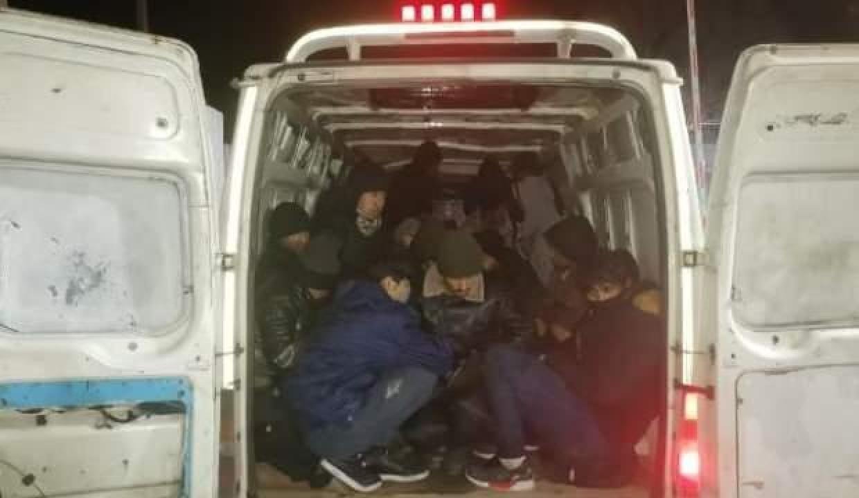 ‘Dur’ ihtarına uymadı, minibüsünden 37 kaçak göçmen çıktı