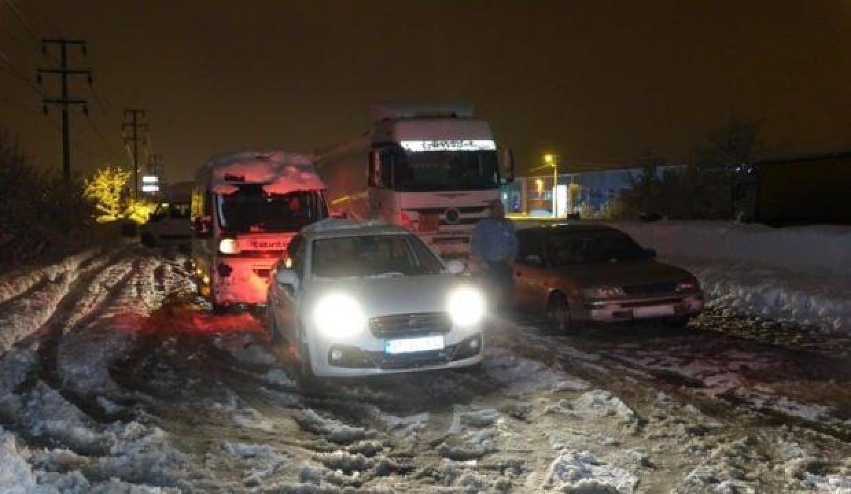 Düzce’de yolun açılmasından umudu katıca araçlarını terk ettiler