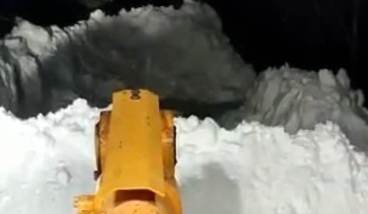 Elektrik arıza grubu, ağır kar yağışında 3 saat mahsur kaldı