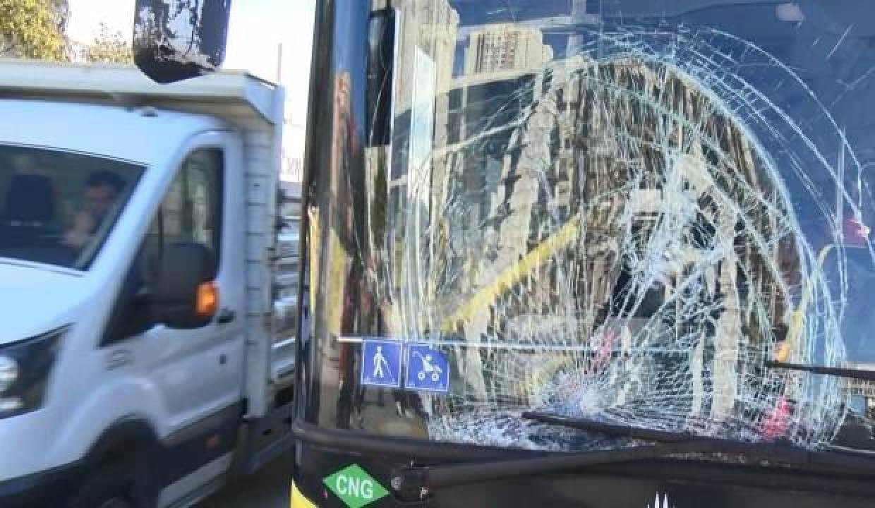 Esenyurt’ta yolun karşısına geçen yayaya İETT otobüsü çarptı!