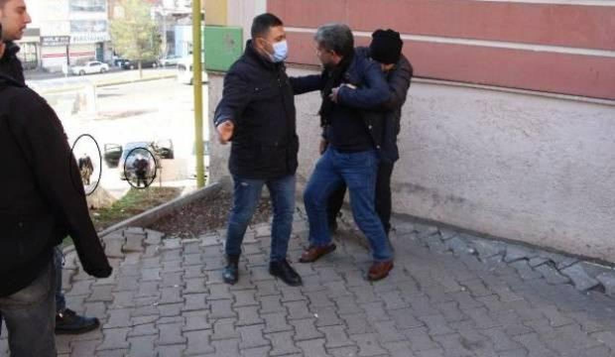 Evlat nöbetindeki ailelerle HDP çalışanları ortasında gerginlik