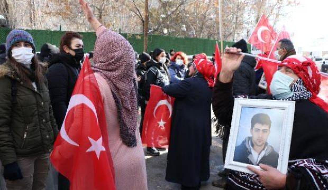Evlat nöbetindeki anneden kızına: Teslim ol, o hainlere güvenme