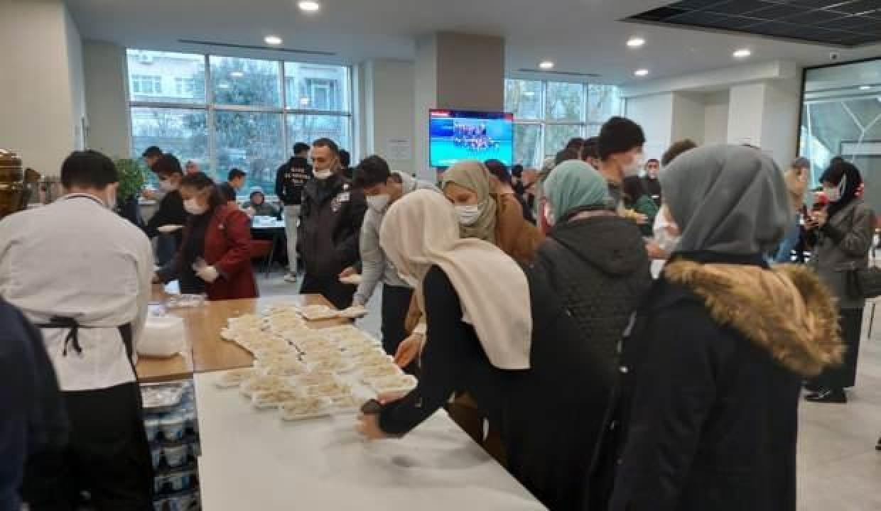 Fatih’te bin öğrenciye tavuk, pilav ve ayran dağıtıldı
