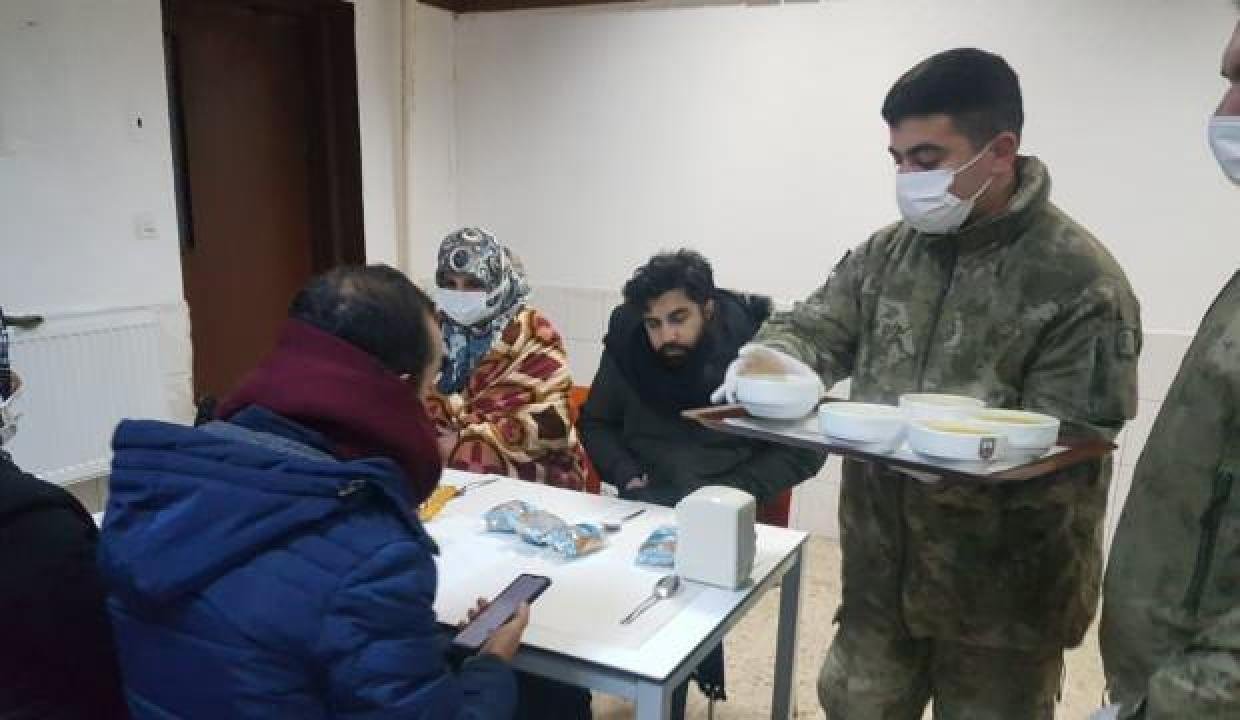 Hadımköy’de mahsur kalanları mehmetçik konuk etti