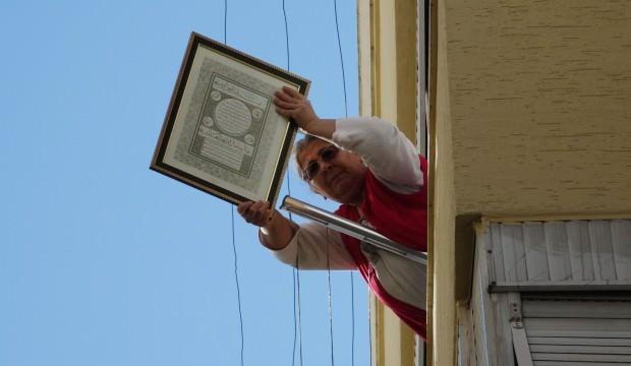 ‘Her şeyi itfaiyeye bırakmamak lazım’ dedi ve ayet yazılı çerçeve ile dua etti