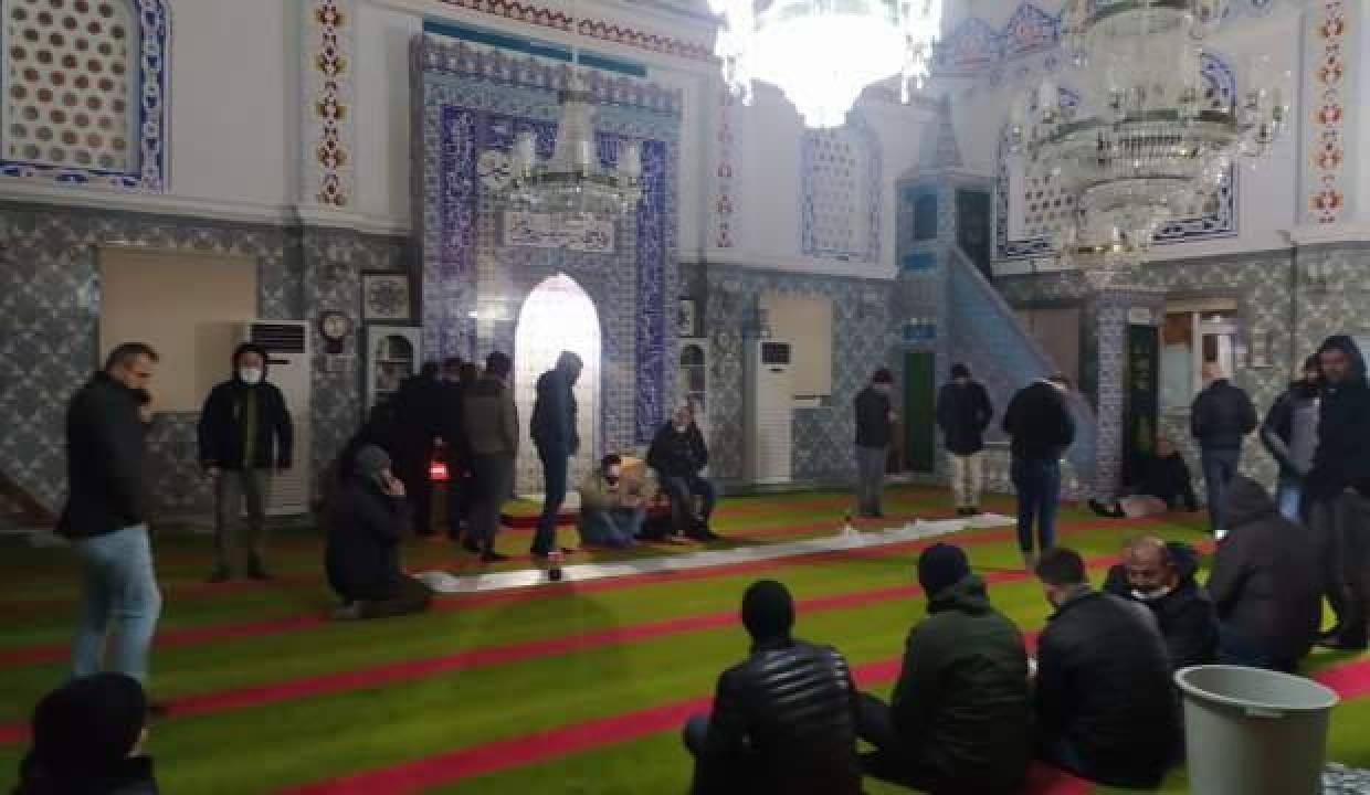 İstanbul’da mescitler yolda mahsur kalanlar için açık tutuluyor
