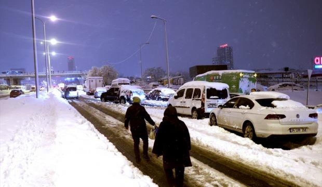 İstanbul’da yolda mahsur kalan 2016 kişi otel ve yurtlara yerleştirildi