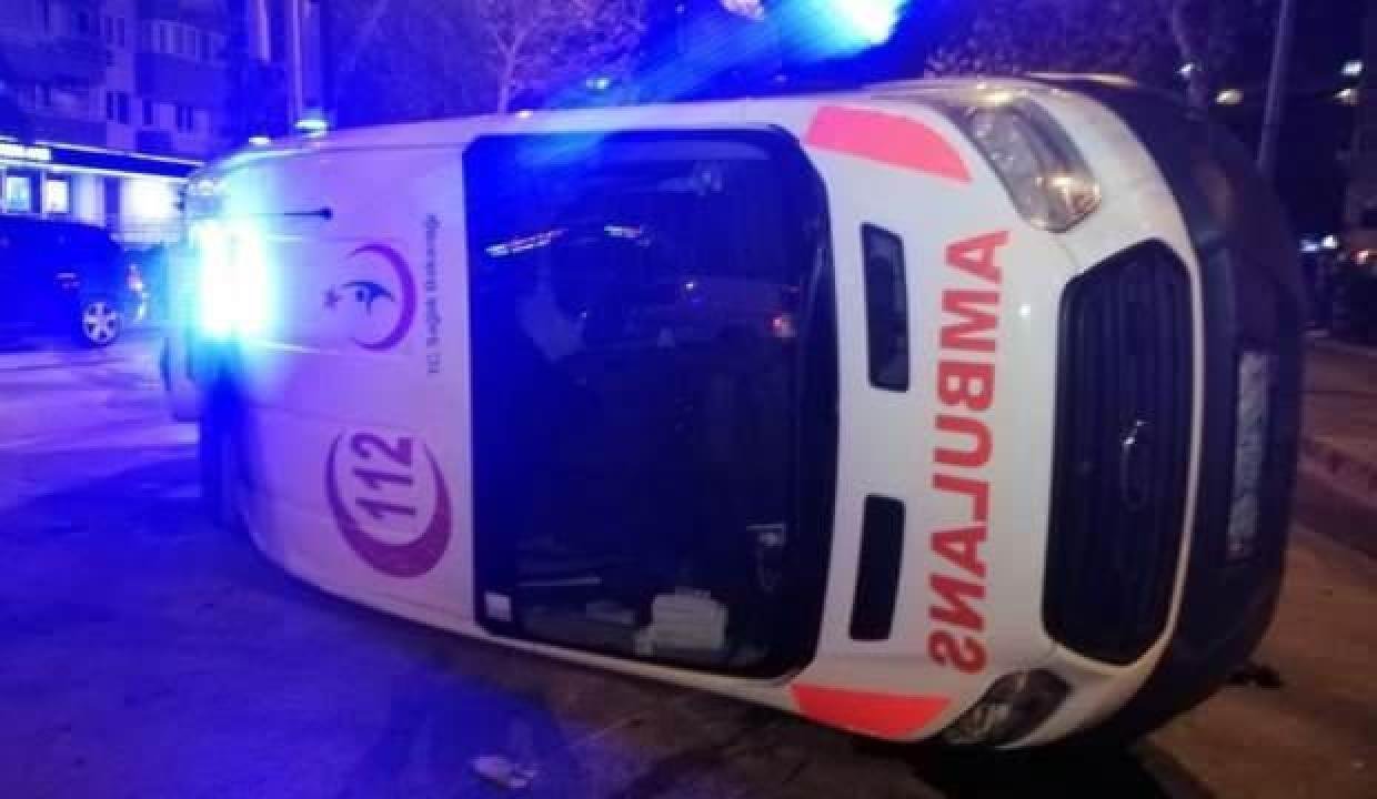 İzmir’de araba ile çarpışan ambulans yan yattı: 3 yaralı