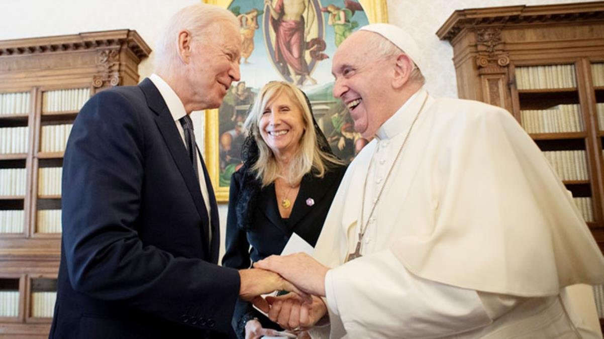 Joe Biden’dan Papa’ya değişik hediye! Madeni parayı öylece eline sıkıştırdı