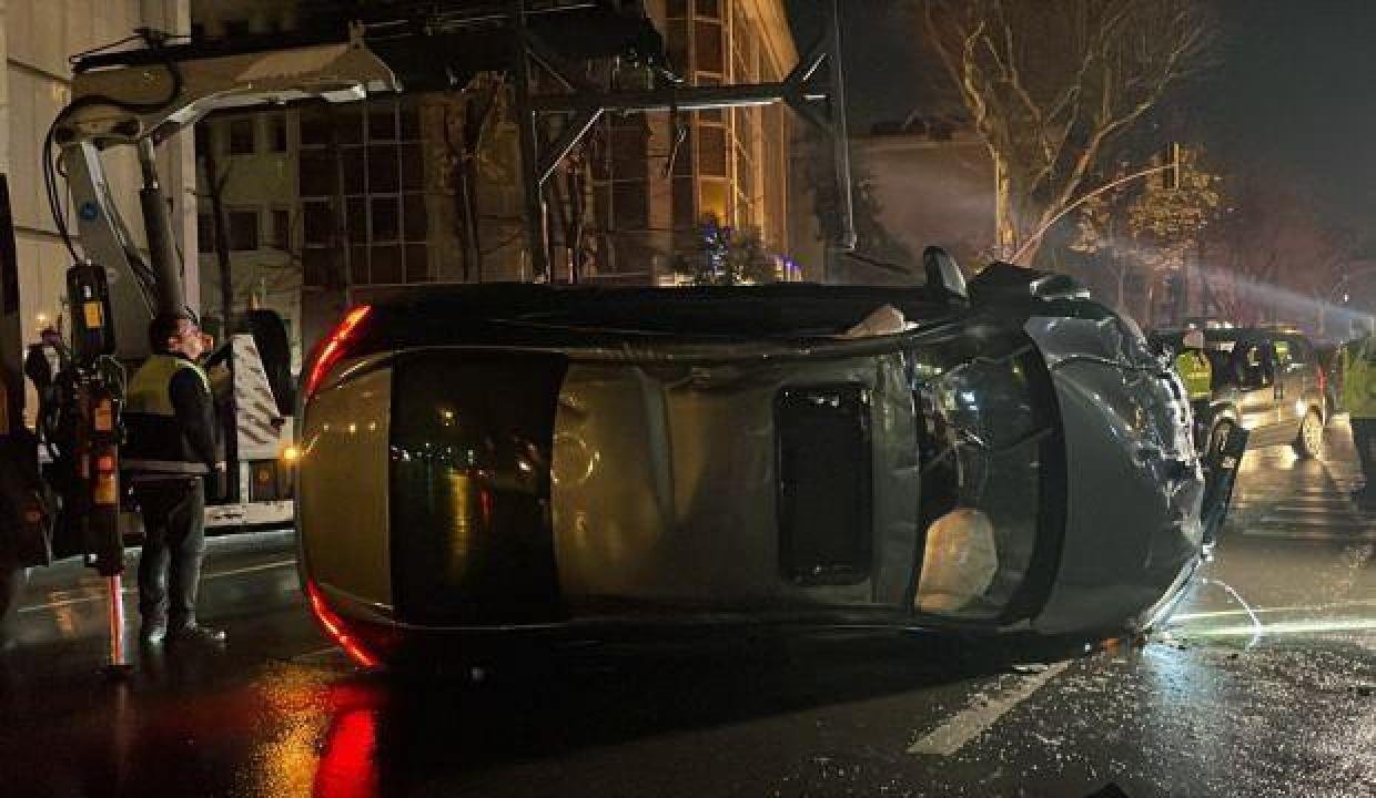 Kadıköy’de takla atan arabanın şoförü yaralandı