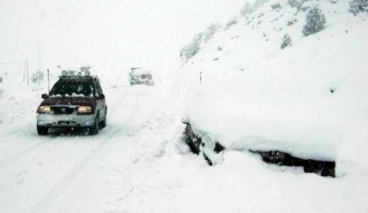 Kahramanmaraş’ta hasta taşıyan ambulansın üzerine çığ düştü