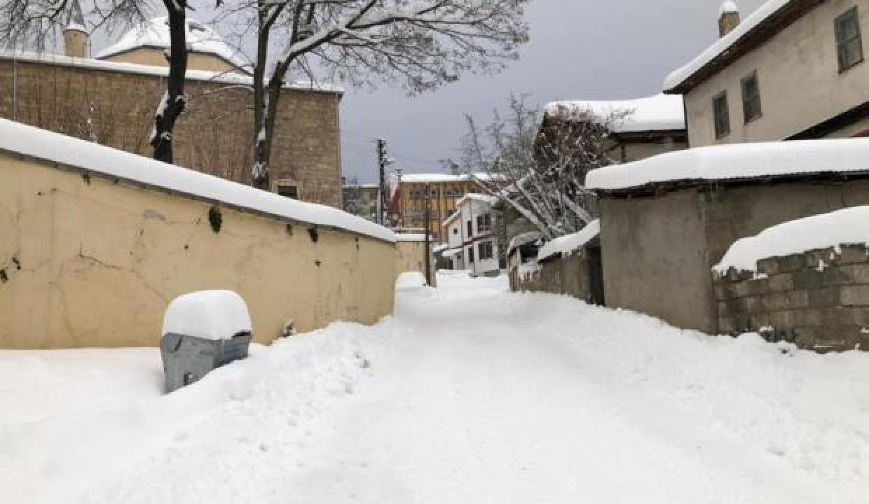 Kar kalınlığı 40 santimetreye ulaştı, araçlar karın altında kayboldu