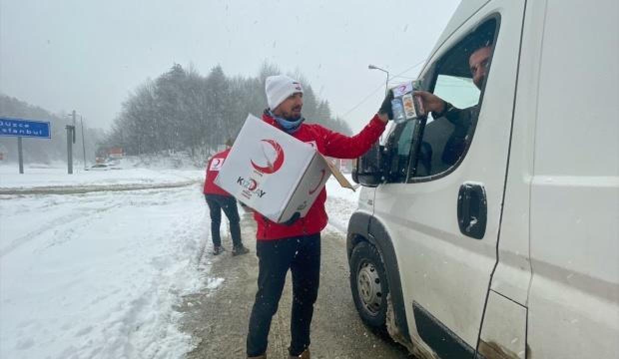 Kar nedeniyle yolda kalan şoförlerin yardımına Türk Kızılay yetişti