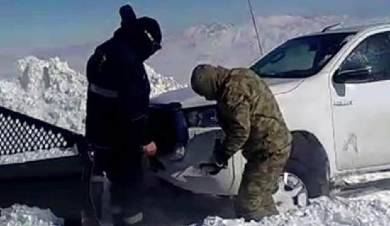 Kar ve tipide mahsur kalan grupları askerler kurtardı