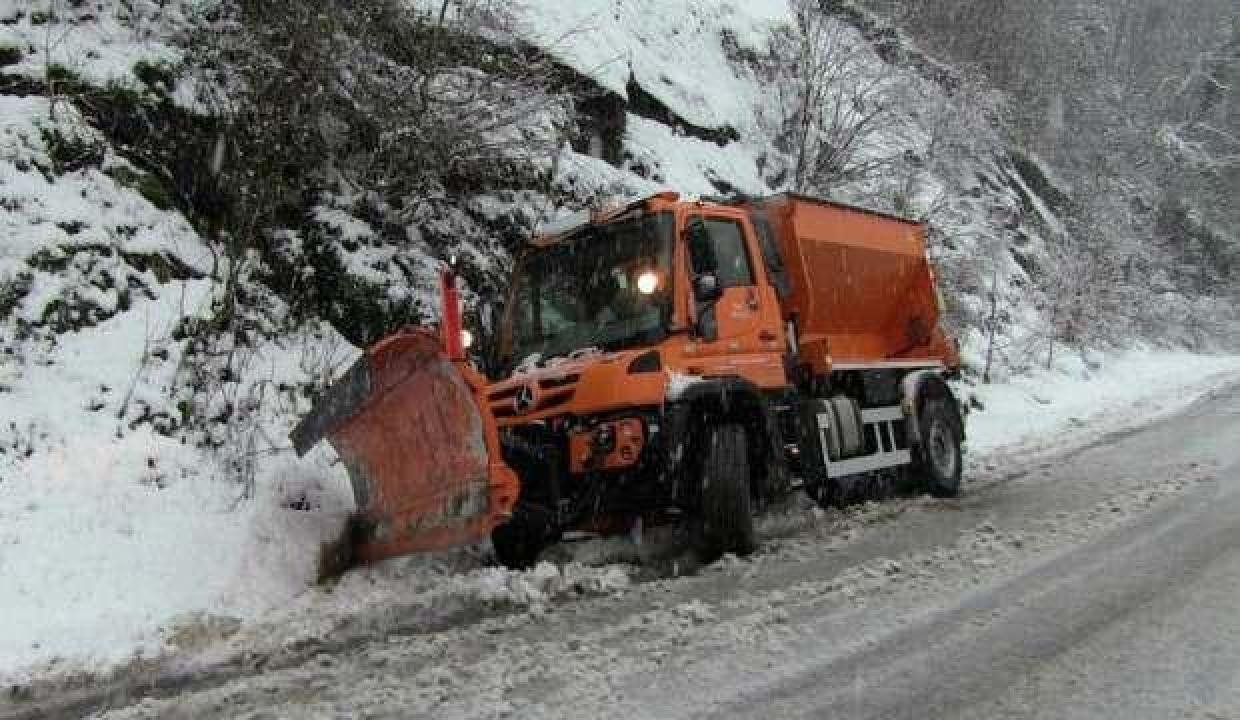 Kar yağışı nedeniyle Hopa-Borçka karayolunda trafiğe kapandı